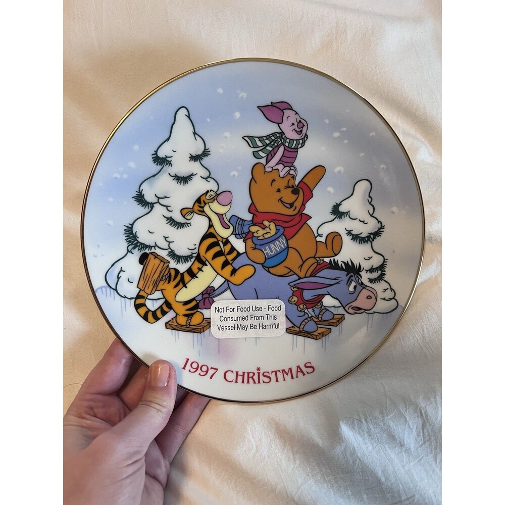 New 1997 Disney Winnie the Pooh Christmas Collector 8" Plate Poohs Skating Party